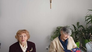 seniorzy otrzymują kartki na Dzień kobiet