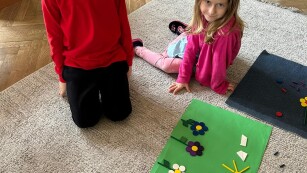 dzieci układaja kwiatki z klocków