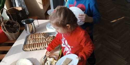 dzieci nakładają same jedzenie