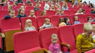 dzieci w teatrze