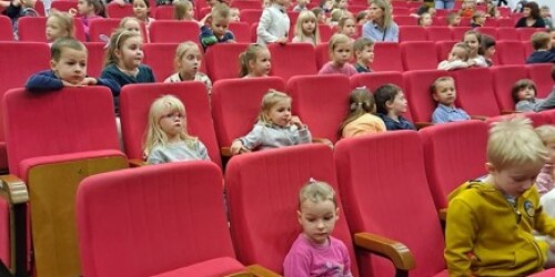 dzieci-w-teatrze
