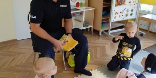 policjant-czyta-dzieciom