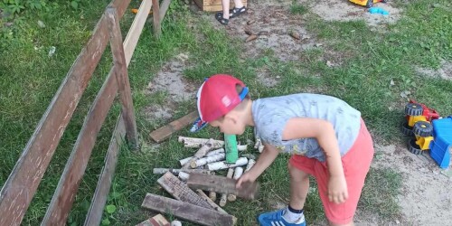dzieci układają drewno