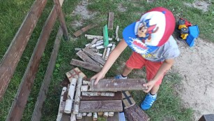 dzieci układają drewno