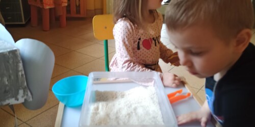 dzieci bawią się mąką
