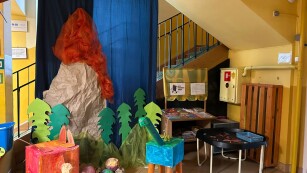 wystawa dinozaurów z pudeł w holu przedszkolnym