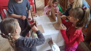 dzieci malują dinozaura z pudeł