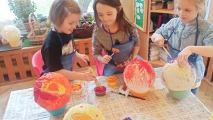 dzieci malują jaja dinozaura z pudeł