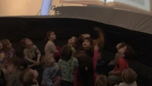Dzieci oglądają bajkę o kosmosie
