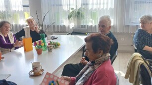 seniorzy otrzymują kartki na Dzień kobiet