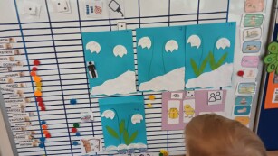 Dziecko  pokazuje zadanie na tablicy