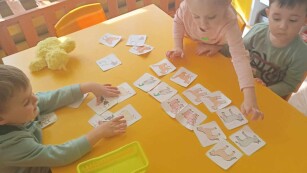 Dzieci układają karty ze zwierzetami