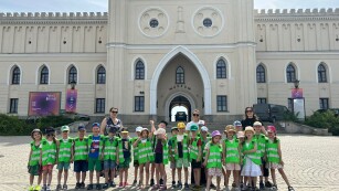 dzieci stoją przed Muzeum